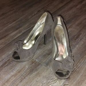 Marco Santi Dark Gray Suede peep toe heels with Rosette Sz 9.5